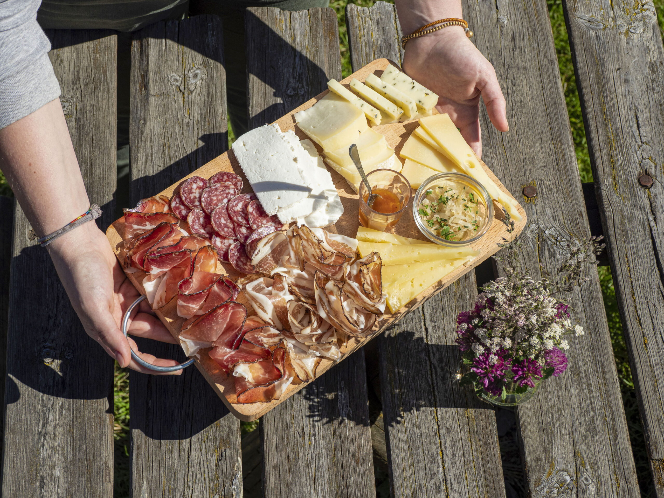 tagliere con formaggi e affettati malga Zochi sull'altipiano delle Vezzen, Trentino